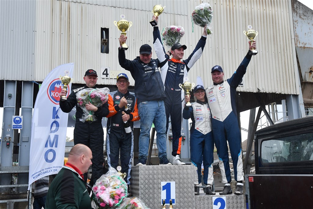 Simon Vallentin og Peter Egholm på toppen af sejrspodiet efter lørdagens hæsblæsende jubilæumssprint i Gammelrand.
(Foto: Morten Dam)
